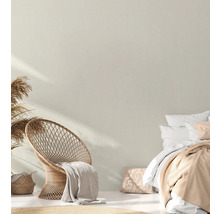 Helles Schlafzimmer mit Rattan Sessel, Bett und Dekoration