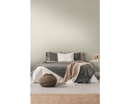 Chambre à coucher avec lit, table de chevet, tapis et tabouret pour une ambiance confortable