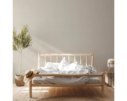 Chambre avec lit en bois, linge de lit, plante d''intérieur et décoration