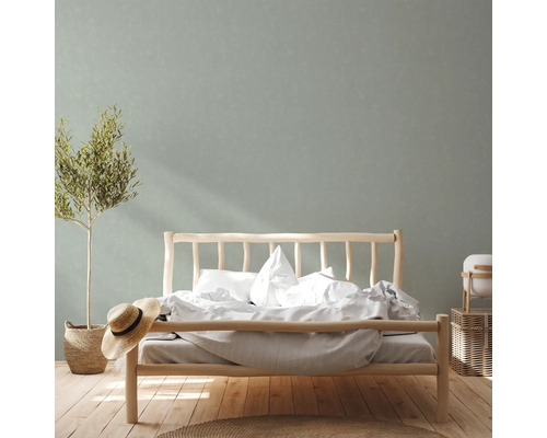 Chambre lumineuse avec lit en bois, plante et décoration neutre