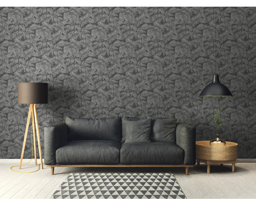 Wohnzimmer mit Sofa, Stehlampe und gemusterter Tapete