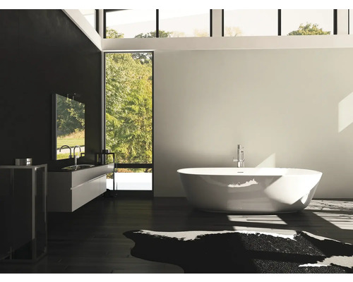 Badezimmer mit freistehender Badewanne, Waschtisch und Spiegel