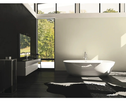 Badezimmer mit freistehender Badewanne, Waschtisch und großem Fenster