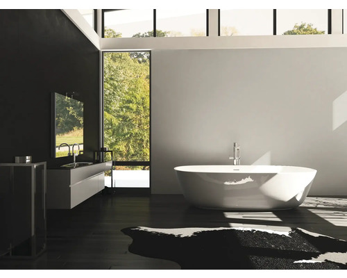 Badezimmer mit freistehender Badewanne, Waschtisch und Spiegel