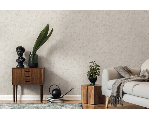 Wohnzimmer mit gemusterter Tapete, Sofa und Dekoration