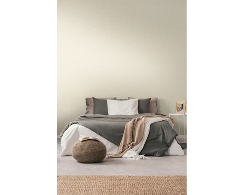 Chambre avec lit double, tabouret et tapis