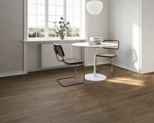 Esszimmer mit Holzboden, Tisch und Stühlen.