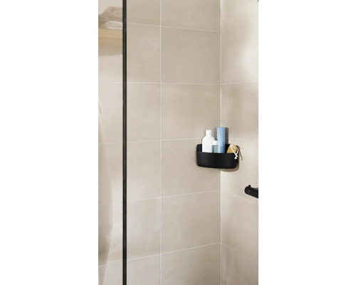 Étagère d''angle avec articles de bain sur un mur carrelé
