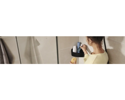 Femme avec une éponge de bain et un gel douche dans une étagère de salle de bains