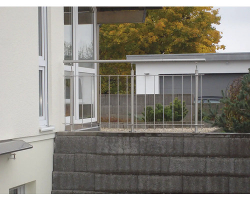 Aussenansicht eines Hauses mit Edelstahlgeländer