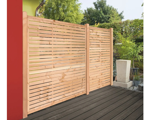 Clôture en bois avec des lattes horizontales sur une terrasse
