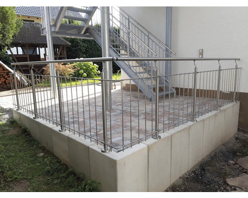 Garde-corps en acier inoxydable sur une terrasse avec escalier en pierre