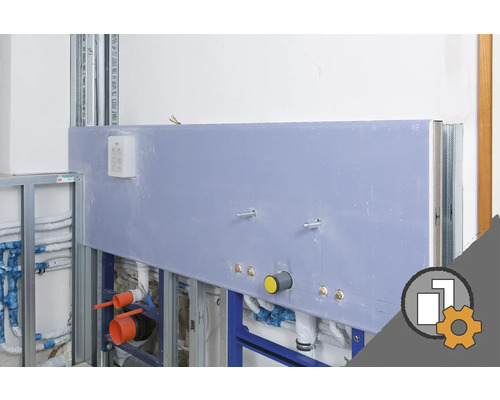 Installation en applique dans une salle de bains avec cloison sèche et installations sanitaires