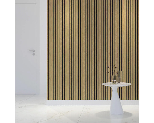 Aménagement mural avec des panneaux en bois dans un intérieur à côté d''une porte et d''une table.