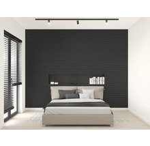 Chambre avec lit, fenêtre et panneaux muraux