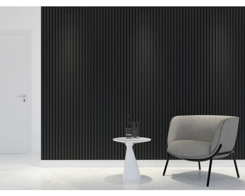 Intérieur avec panneaux muraux, fauteuil et table d''appoint