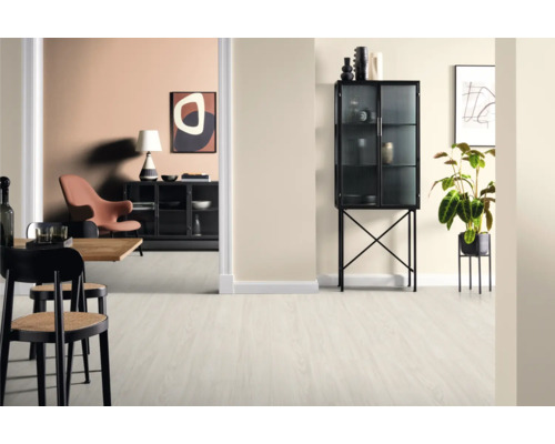 Séjour lumineux avec table à manger, chaises et vitrine