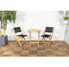 Gartenszene mit Holztisch und zwei Holzstühlen mit Textilsitz auf Holzboden