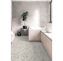Salle de bain moderne avec sol en terrazzo et carreaux muraux gris clair