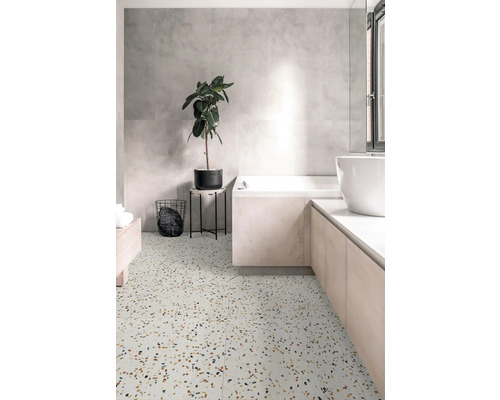 Salle de bain moderne avec sol en terrazzo et carreaux muraux gris clair