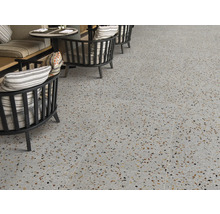 Scène avec sol en terrazzo gris clair avec des sièges