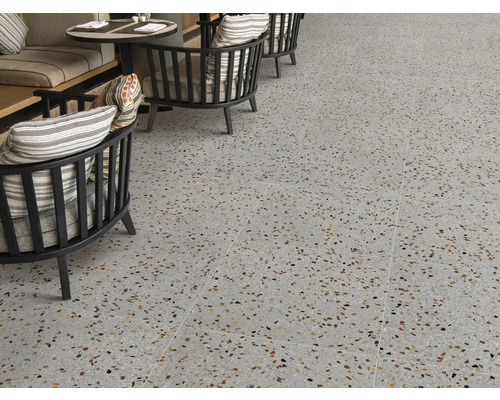 Scène avec sol en terrazzo gris clair avec des sièges
