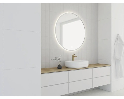 Salle de bain moderne avec miroir rond, lavabo à poser et meubles blancs