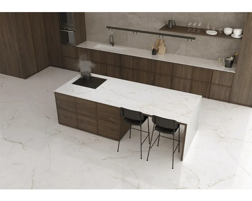 Moderne Küche mit Kochinsel, Barhockern und Fliesenboden in Marmoroptik.