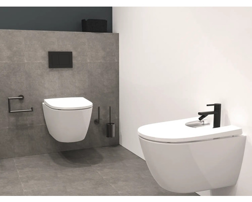 Salle de bains avec WC suspendu et bidet en blanc avec robinetterie en noir.