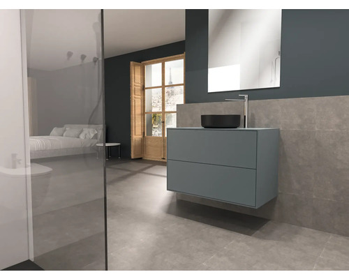 Badezimmer Szene mit Waschbeckenunterschrank, Spiegel und Fenster