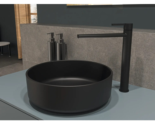 Waschbecken mit Armatur und Seifenspender