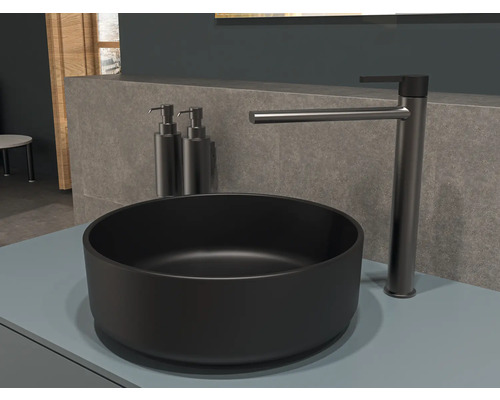 Schwarzes Aufsatzwaschbecken mit Armatur und zwei Seifenspendern im Badezimmer