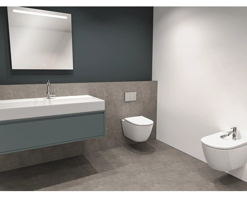 Modernes Badezimmer mit Waschtisch, Spiegel, Toilette und Bidet