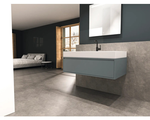 Modernes Badezimmer mit Waschtisch, Spiegel und Bett im Hintergrund