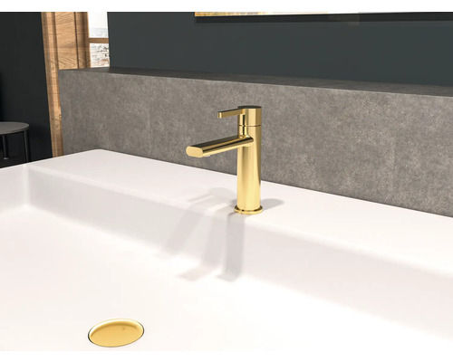Waschbecken mit goldfarbener Armatur