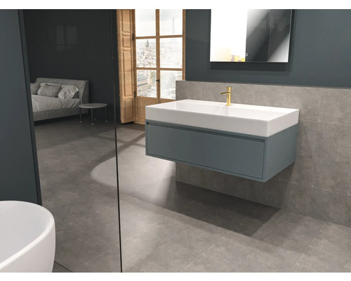 Modernes Badezimmer mit Waschbeckenunterschrank, Spiegel und Fliesen