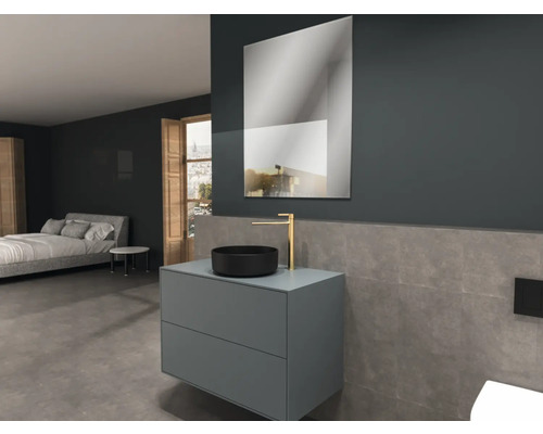 Salle de bains moderne avec meuble-lavabo, vasque à poser, miroir et robinet