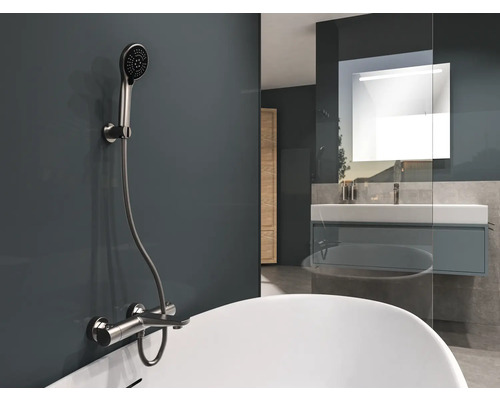 Salle de bains avec robinetterie, pommeau de douche et baignoire.