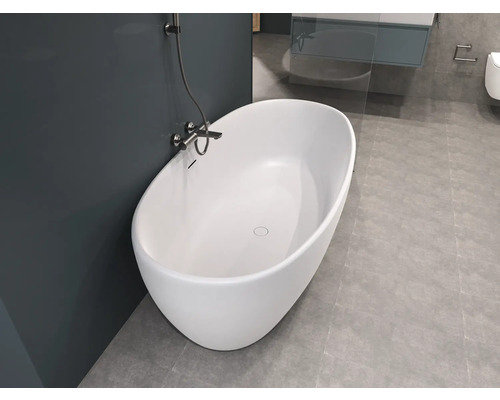 Baignoire îlot avec robinetterie dans une salle de bain