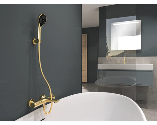 Badezimmer mit goldener Duscharmatur, Waschbecken und Spiegel