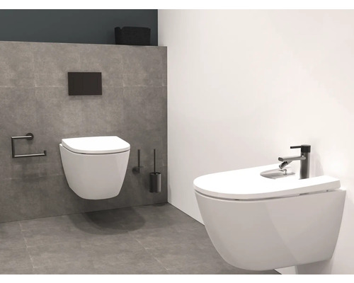 Modernes Badezimmer mit wandhängendem WC und Bidet, Armatur sowie passenden Accessoires.