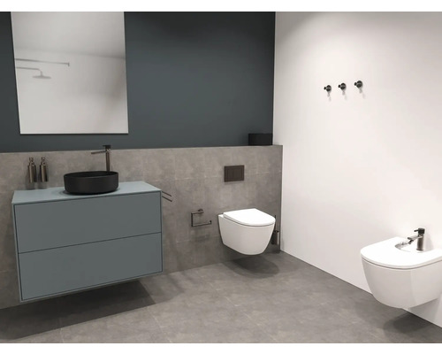 Salle de bain moderne avec lavabo, miroir, toilettes et bidet