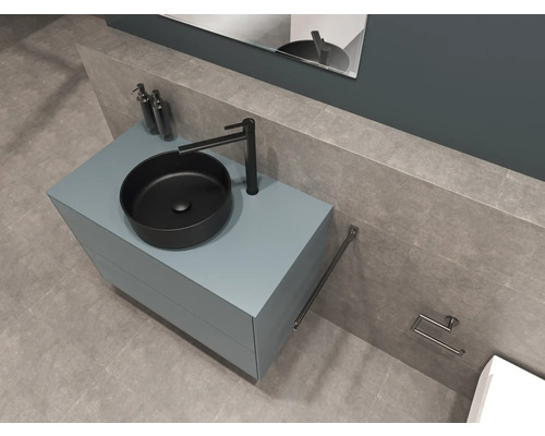 Salle de bain avec lavabo à poser, meuble sous-lavabo, robinetterie, distributeur de savon, porte-serviettes et porte-papier toilette