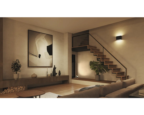 Salon avec escalier, décoration et éclairage