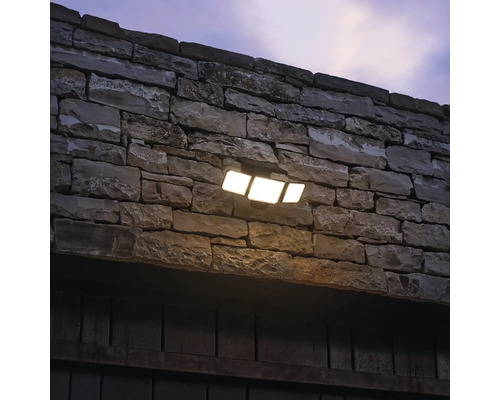 Wandleuchte mit drei LED Strahlern an einer Steinwand