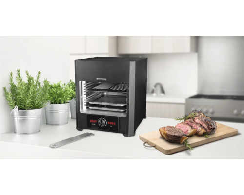 Sous-Vide Garer in einer Küche mit Steak auf einem Schneidebrett.