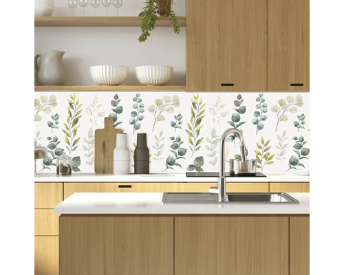 Scène de cuisine avec panneau mural à motif de plantes derrière l''évier et le plan de travail