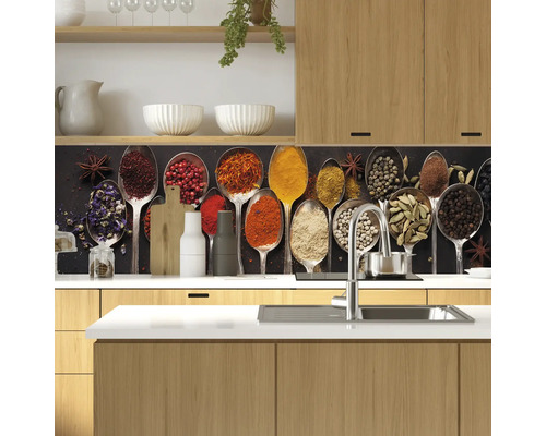 Scène de cuisine avec des épices dans des cuillères comme décoration murale