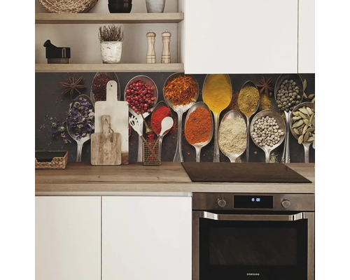 Crédence de cuisine avec motif d''épices derrière la plaque de cuisson