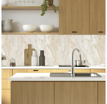 Moderne Küche mit Holzdetails, Marmoroptik und Edelstahlspüle